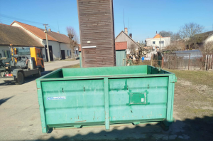 kontejner na trávu a listí